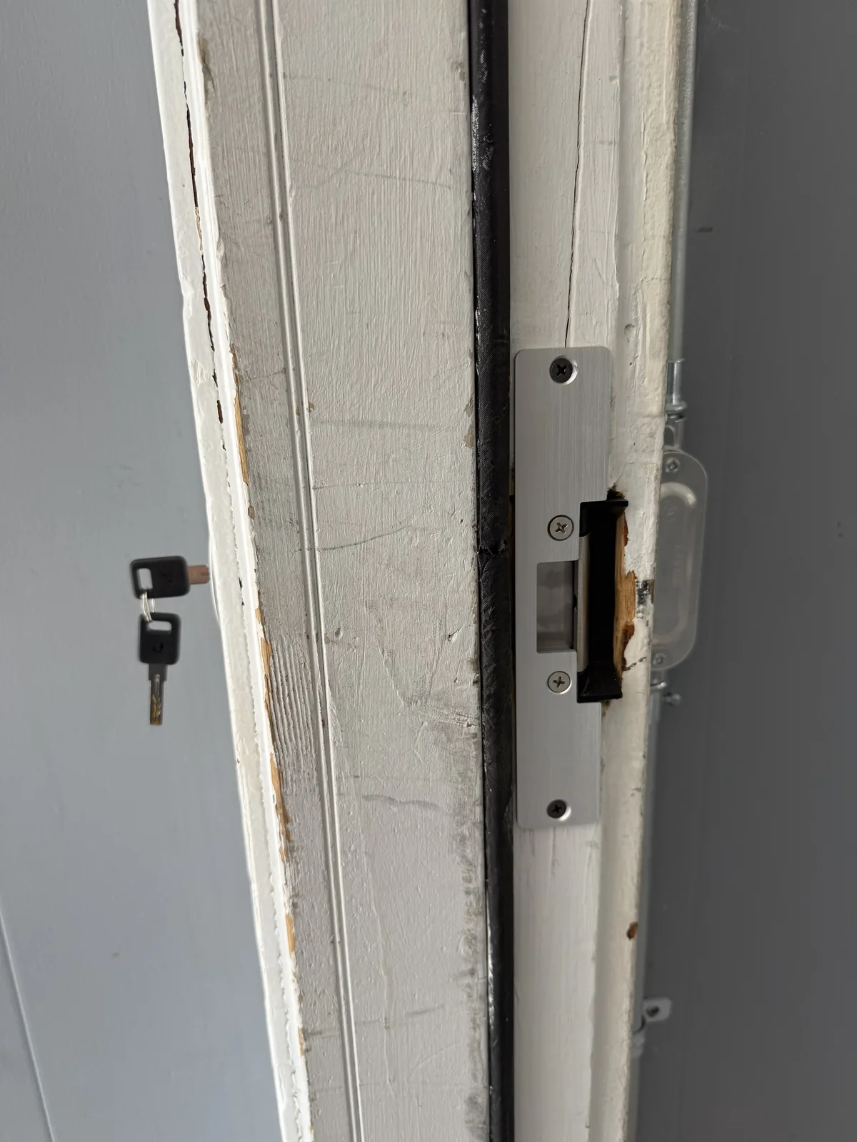 Electric door strike in a frame