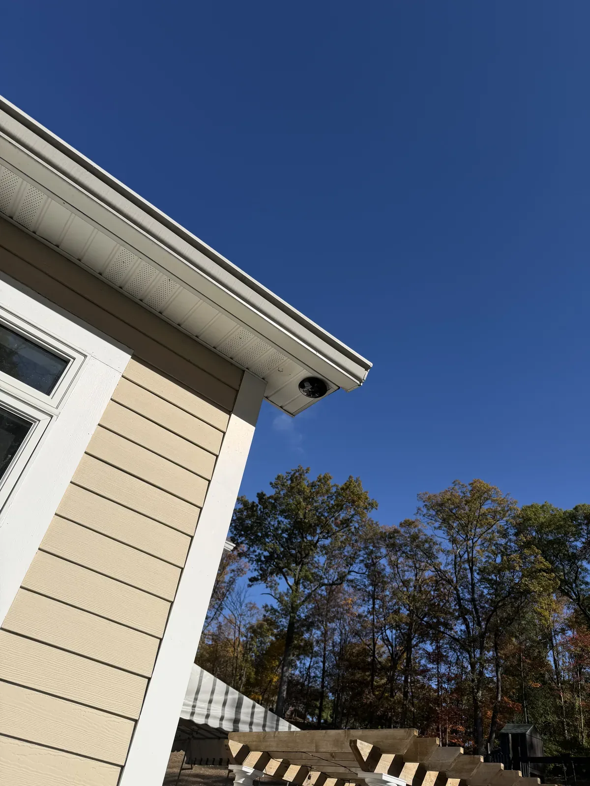 Exterior camera pair