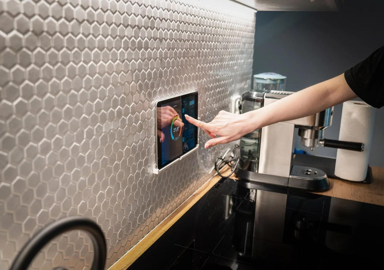 Wall-mounted smart home control screen