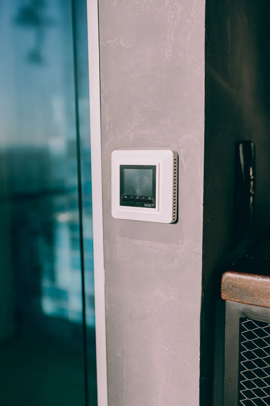 Wall-mounted digital thermostat